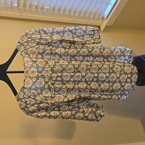 LC Lauren Conrad White and Green Smocked 3/4 Sleeve Blouse - Picture 2 of 3